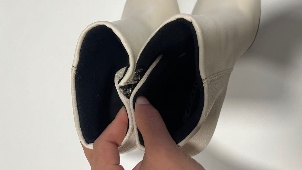 Bota off-white com salto fino