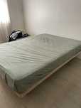 Cama 140x190 cm com base de madeira