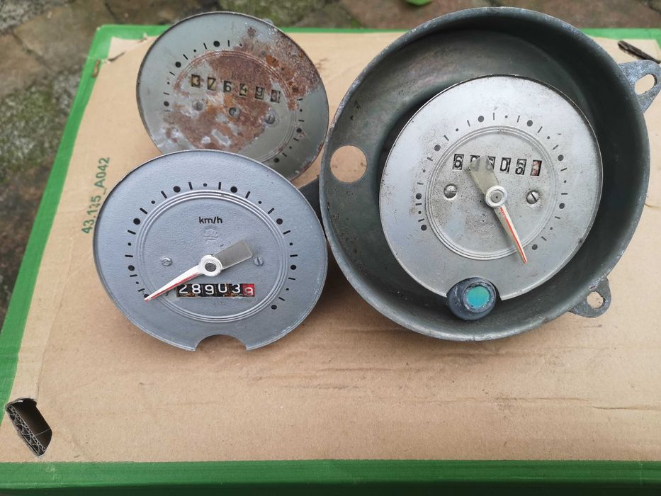 Pozostałości trzech liczników syrena, Warszawa, Żuk, Nysa tarpan