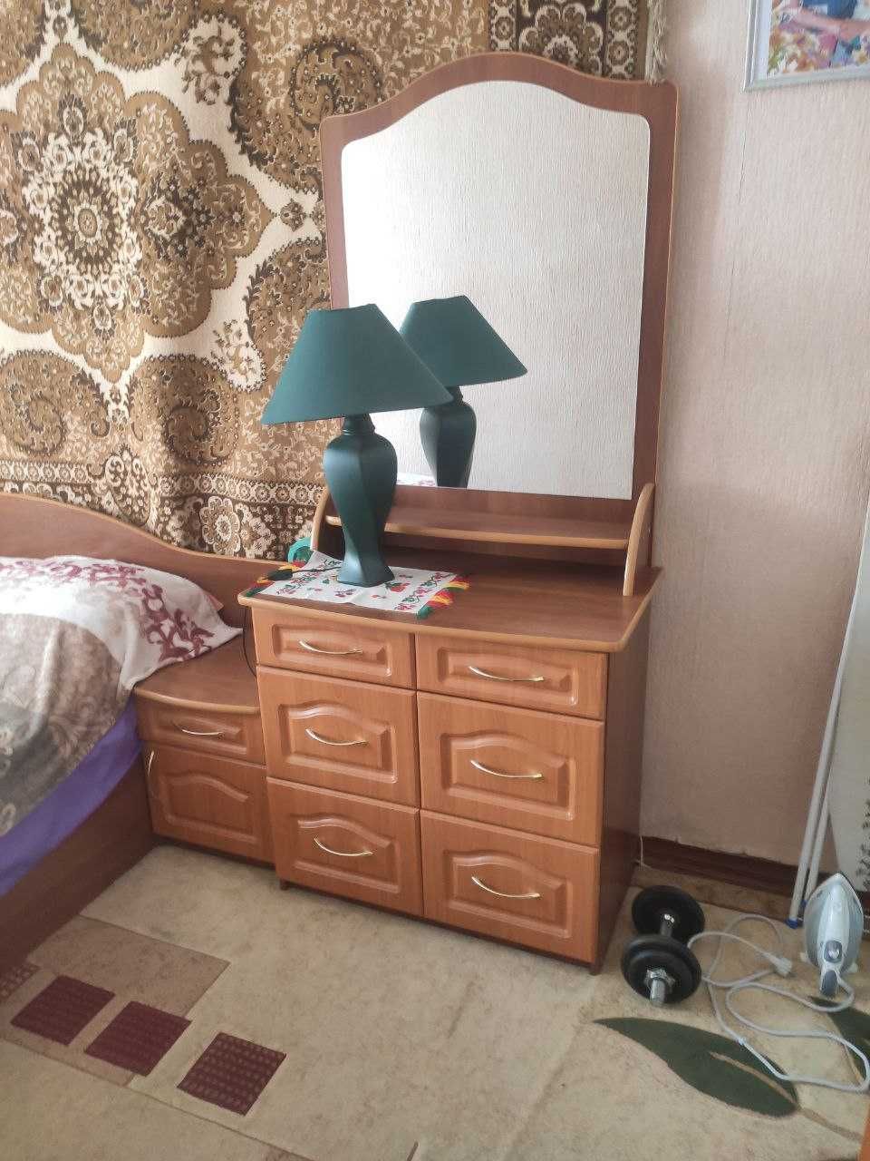 Спальный гарнитур, отличное состояние: кровать+матрас, тумбочки, комод