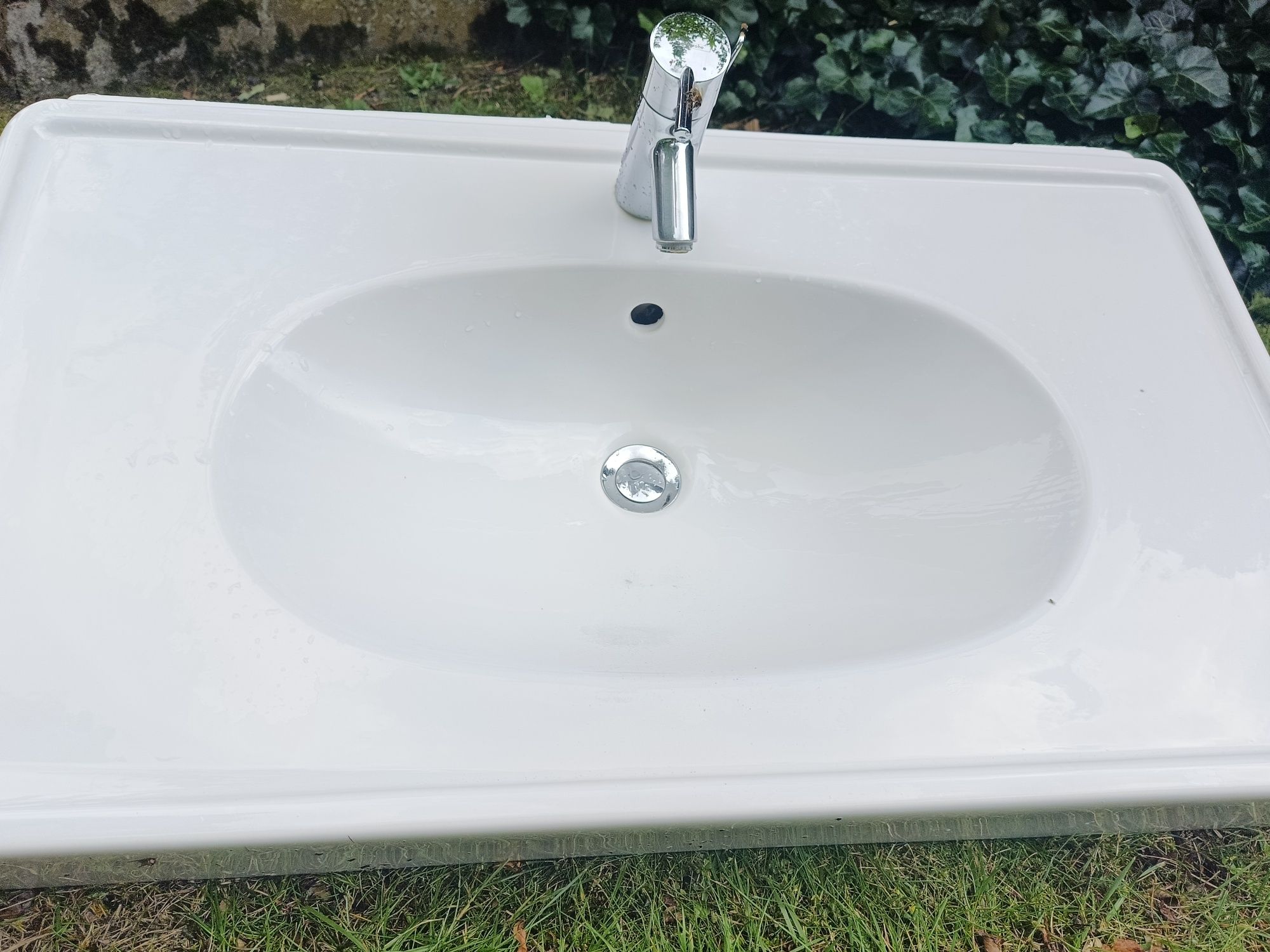 Umywalka Koło plus bateria Hansgrohe