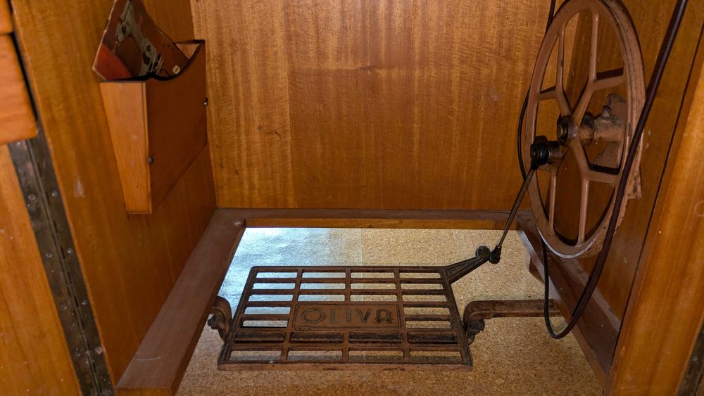 Móvel Máquina de Costura Oliva