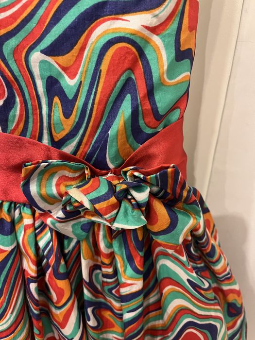 Vestido estampado com vermelho
