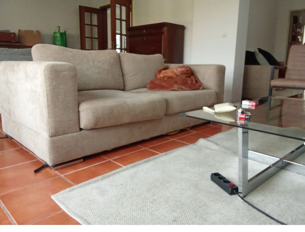 Conjunto de sofas 3 +2 lugares estofados recentemente e em bom estado.