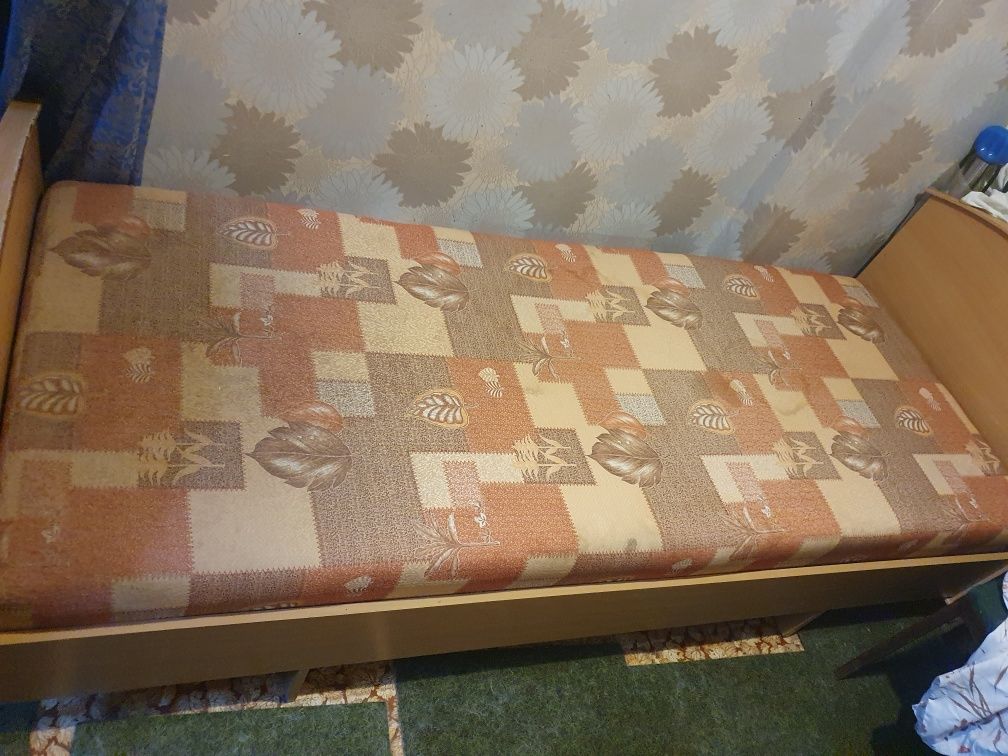 Ліжко дерев'яне з матрацом