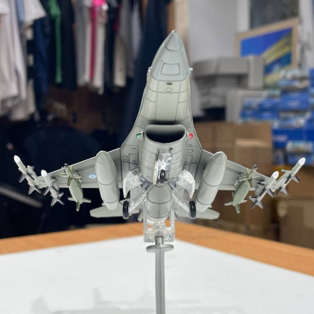 Металева модель літака винищувача F16D у масштабі 1:72