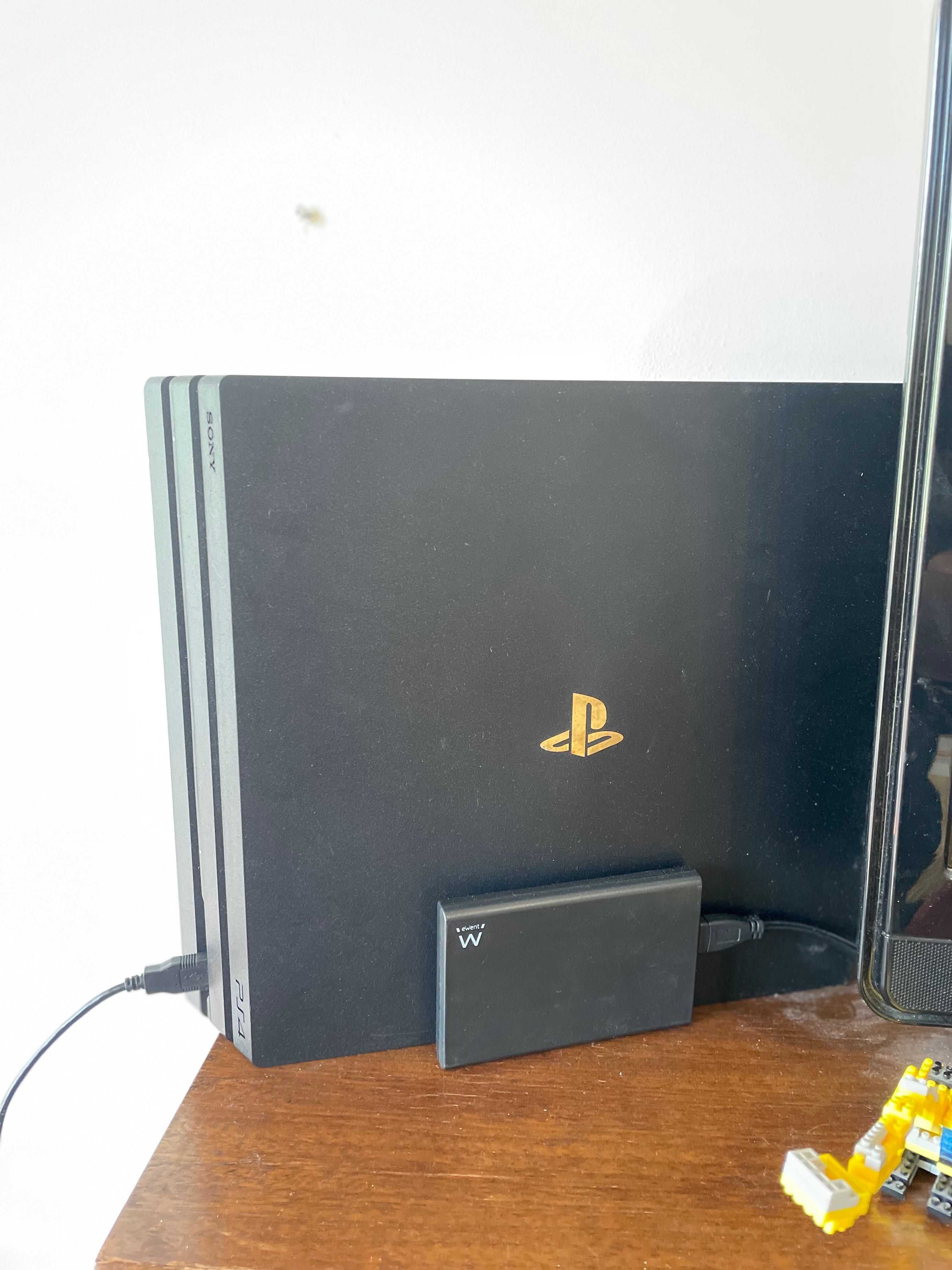 PS4 PRO 1T DE SSD com dois comandos