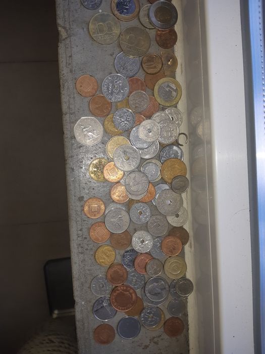 Relógios, travessa, moedas