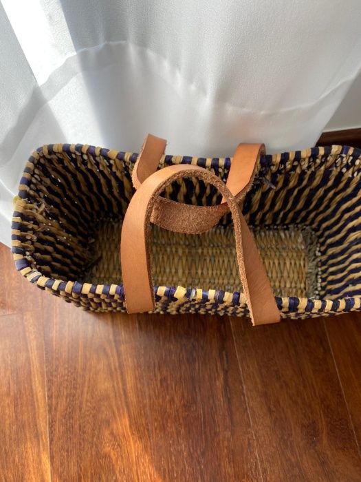Cesta com alças em pele