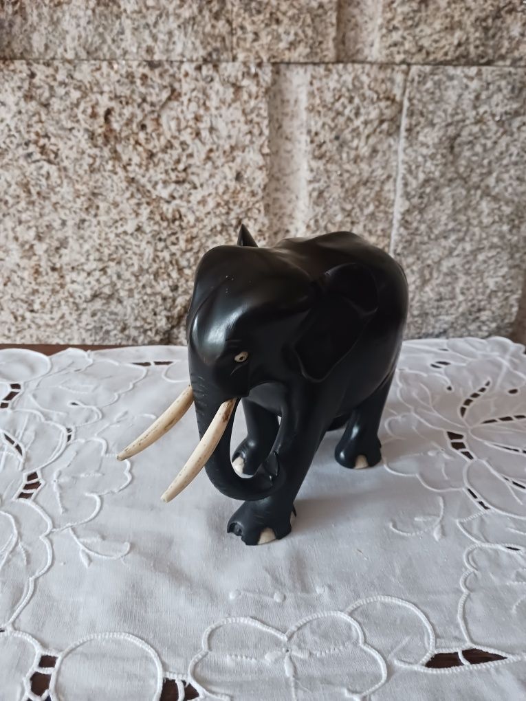 Elefante antigo em pau preto