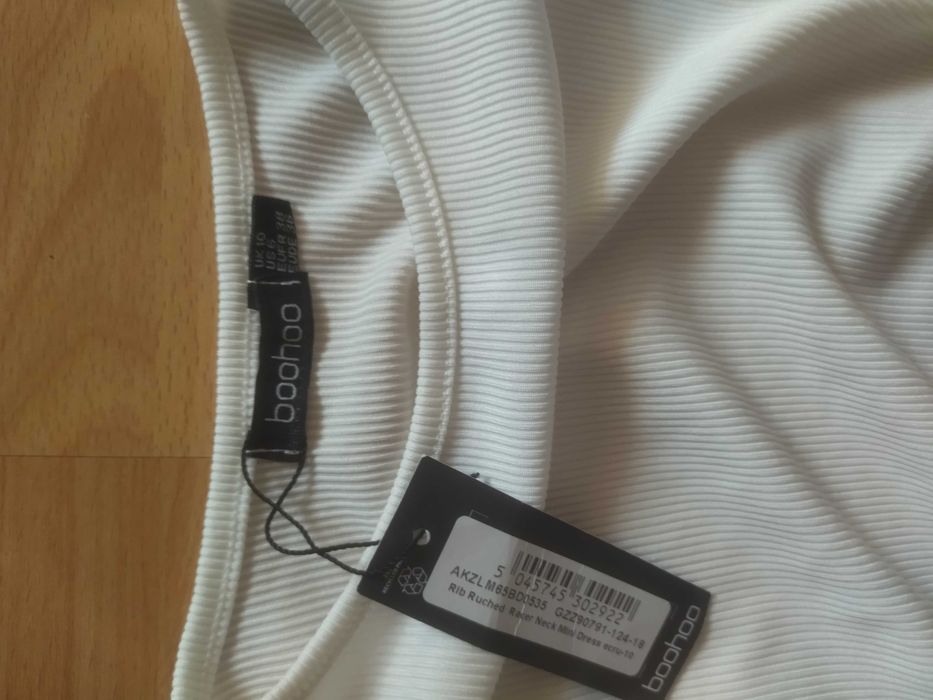 Сукня в рубчик бренду boohoo. По бокам зі зборками. Розмір С.