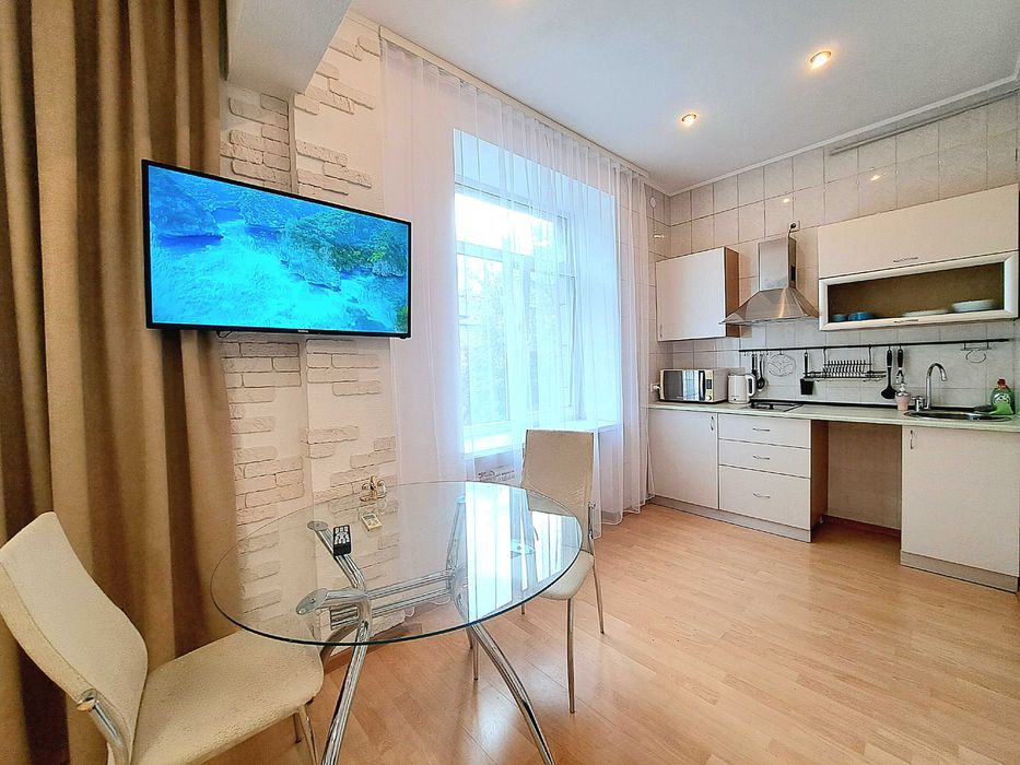 Центр! Смарагдова студія на Дарвіна , біля метро, ТРЦ Никольский