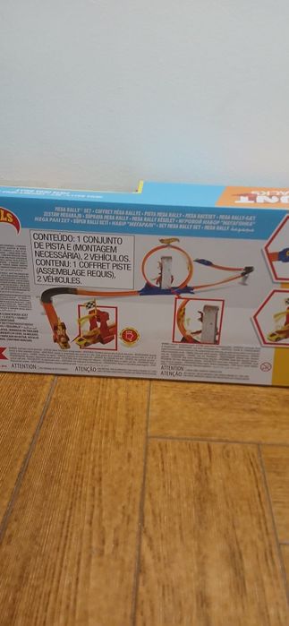 Pista Hot Wheels com dois veiculos
