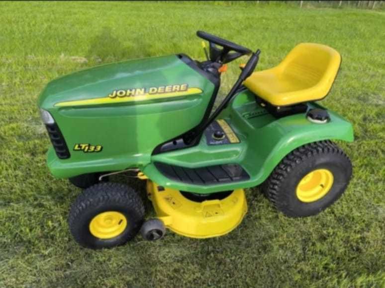 Садовий трактор газонокосарка John Deere Lt 133    13Hp