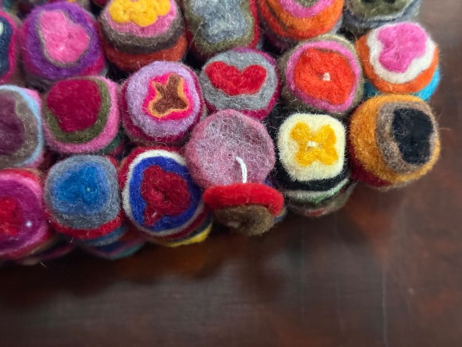 torebka na ramię z kolorowych filcowych kulek