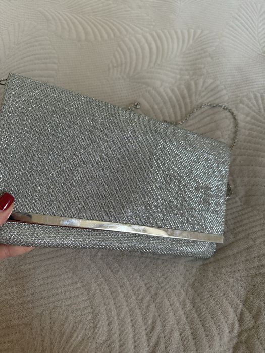 ВІДДАМ жіночий святковий клатч 25 см