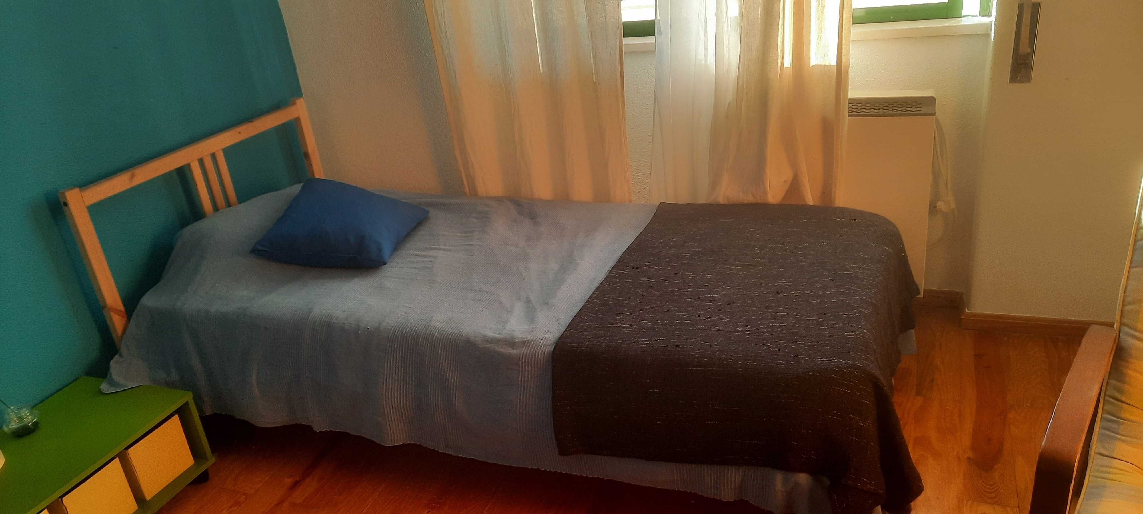 duas camas individuas com colchão edredon e colchas