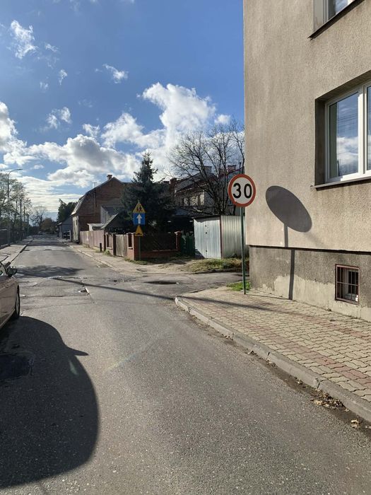 Grunt z garażem blasznaym z miejscem postojowym