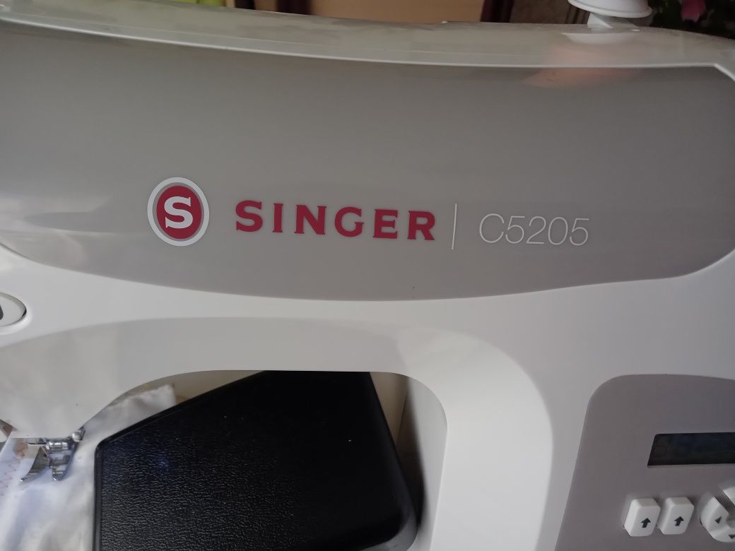 Продам электрическую   швейную машину" ZINGER" C 5205 новая
