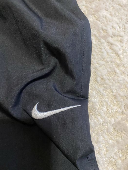 Чорні спортивні нейлонові штани від бренду Nike