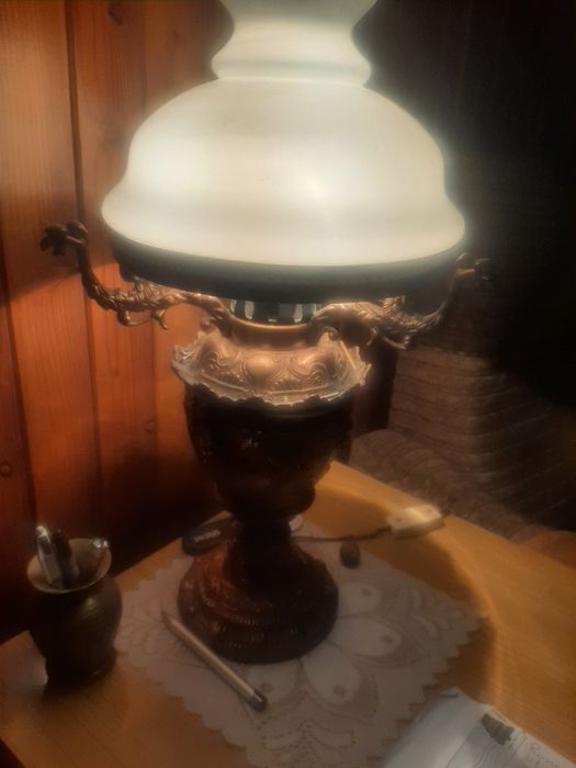 Lampa  mosiezna  stojąca  w domu na  ławie  elektryczna  z PRL