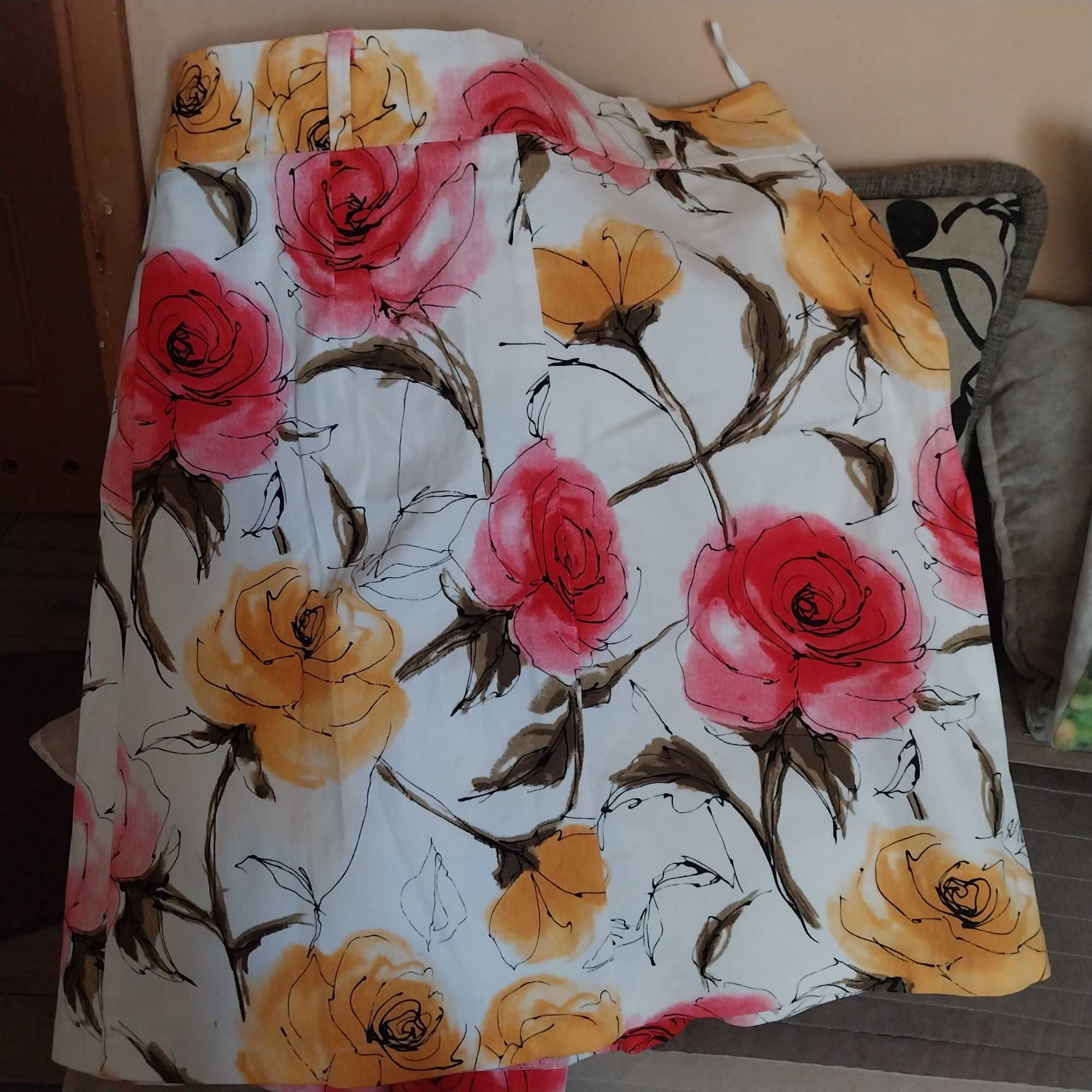 Spódnica w kolorowe kwiaty