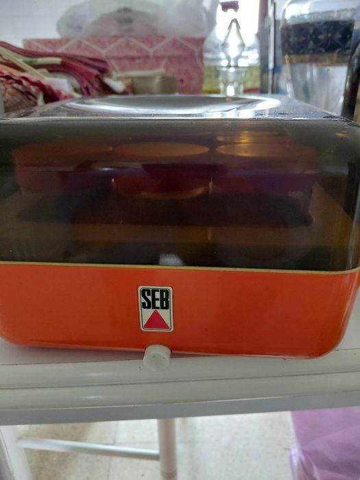 Iogurteira SEB, com 8 frascos de vidro com tampa. A funcionar