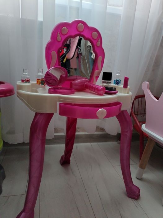 Косметичний столик