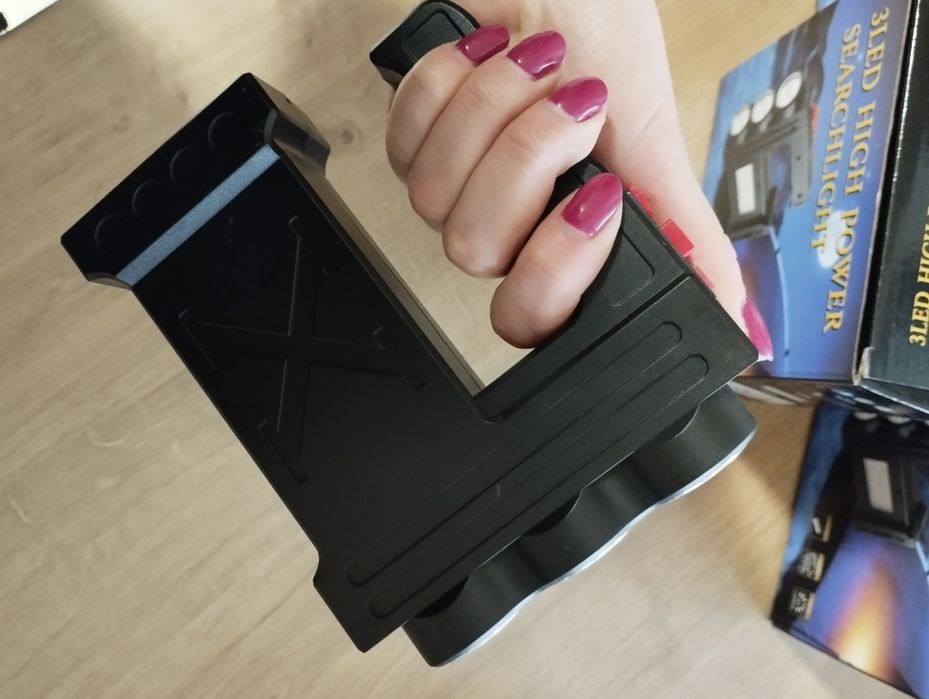 Ліхтарик  зарядний пристрій.