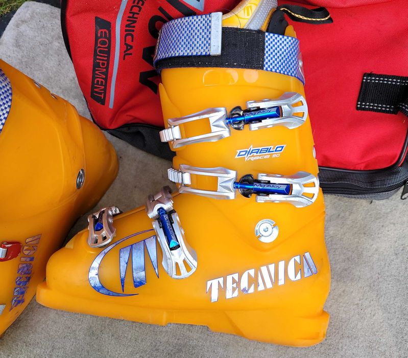 Buty narciarskie 42,5 Tecnica Diablo Race 90 plus torba sprzętowa.