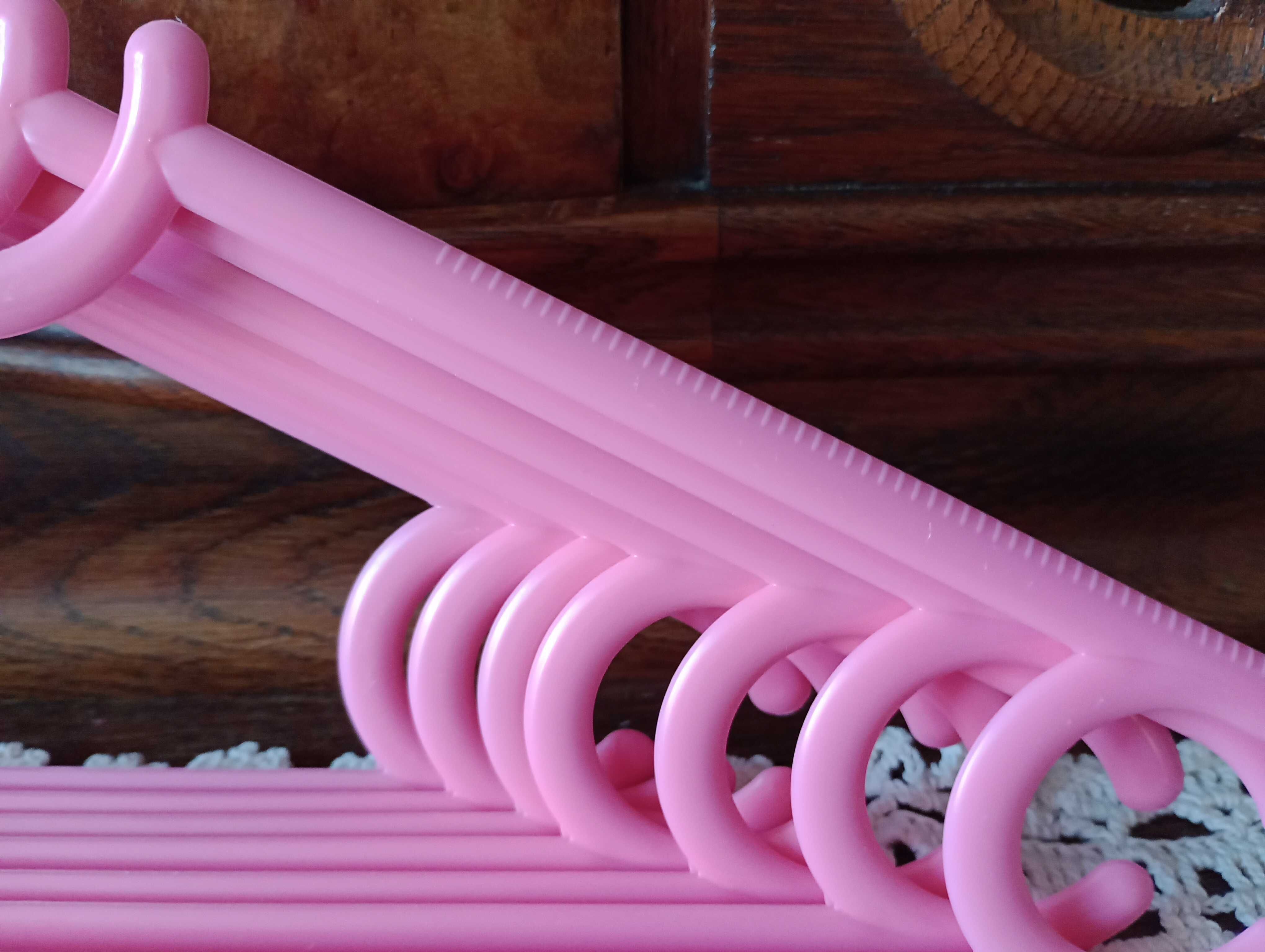 plastikowe wieszaki do dziecięcego pokoju - niebieskie i różowe , małe