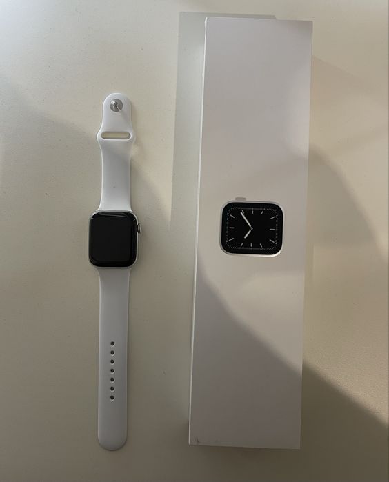 Apple Watch Series 5  44mm Stainless Steel Sapphire Crista