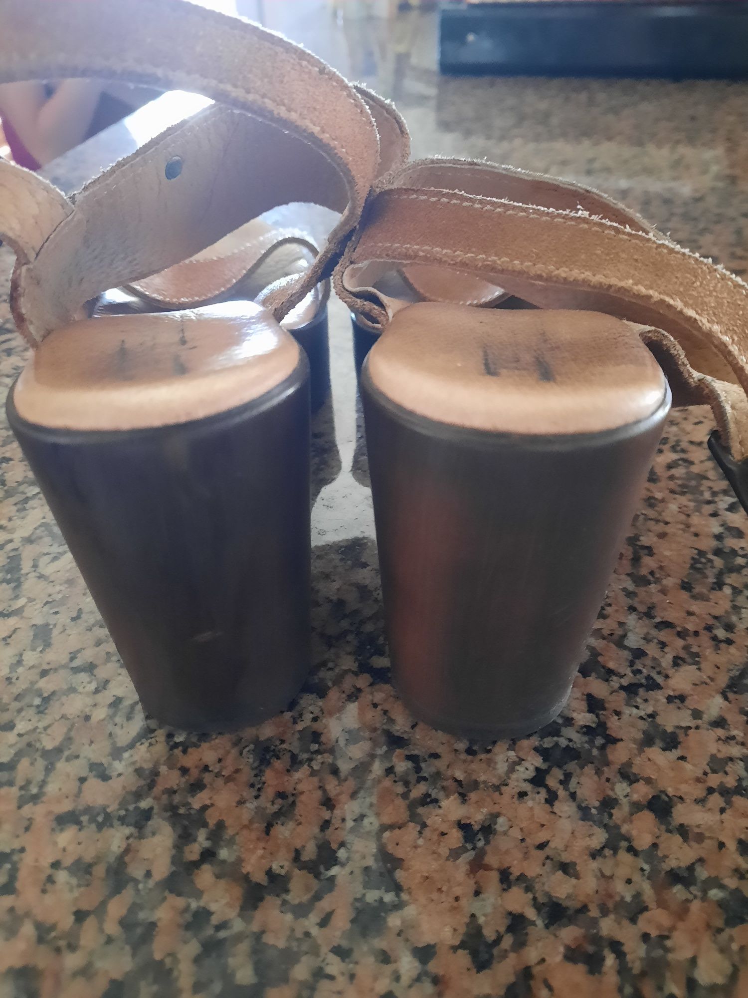 Sandálias compensadas
