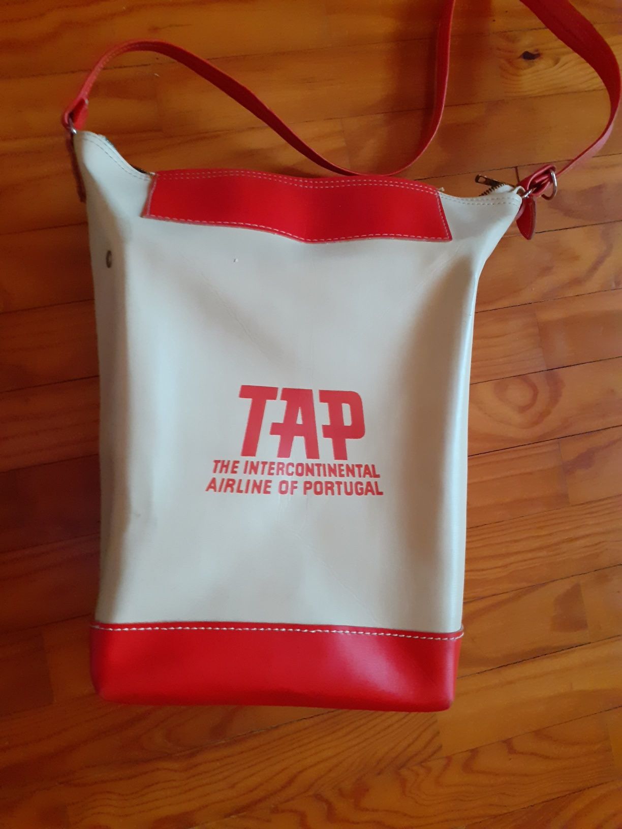 Bolsa tiracolo castanho em pele bom estado.