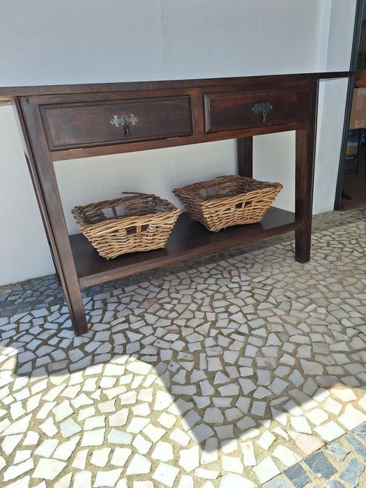 Aparador em castanhoAparador em castanho. Pode servir também como móve