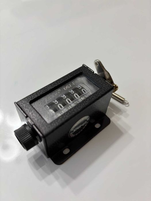 Mechaniczny licznik pociągnięć z czarną obudową