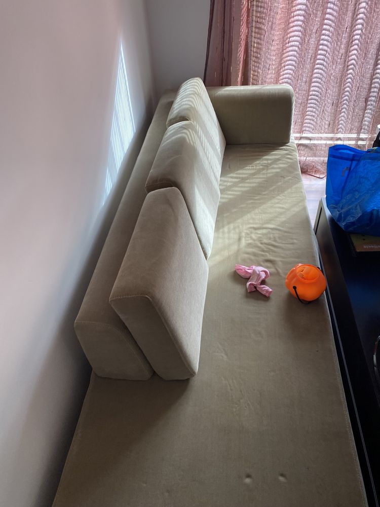 Sofá de sala com um puf