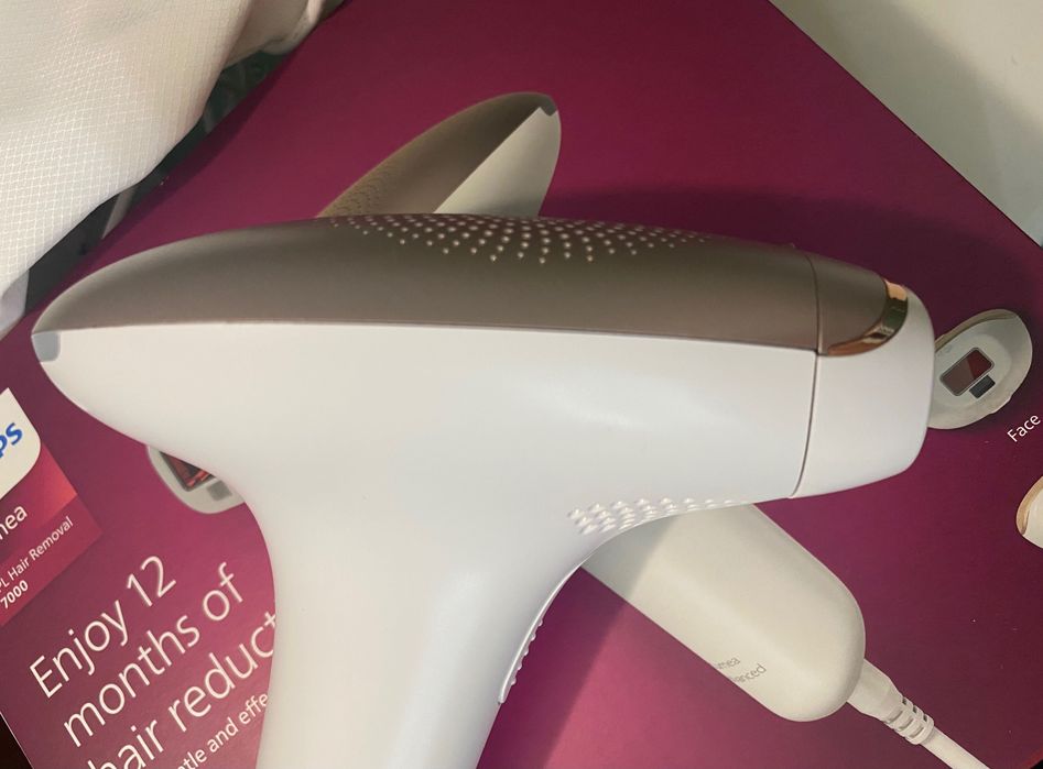 Фотоепілятор Philips Lumea 7000
