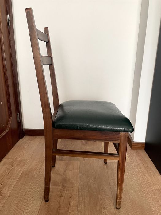 Mesa com extensão e 4 cadeiras de madeira