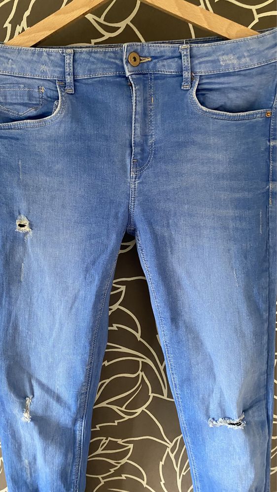 jeansy firmy Bershka