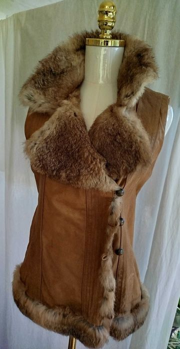 Colete em pele genuína com acabamentos em pele de coelho, tamanho 36