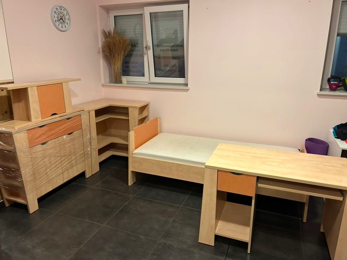 Zestaw mebli, łóżko + materac szafa biurko