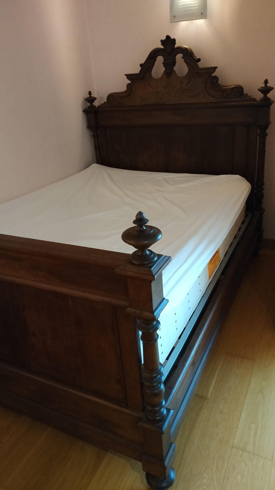 Cama de casal antiga com colchão