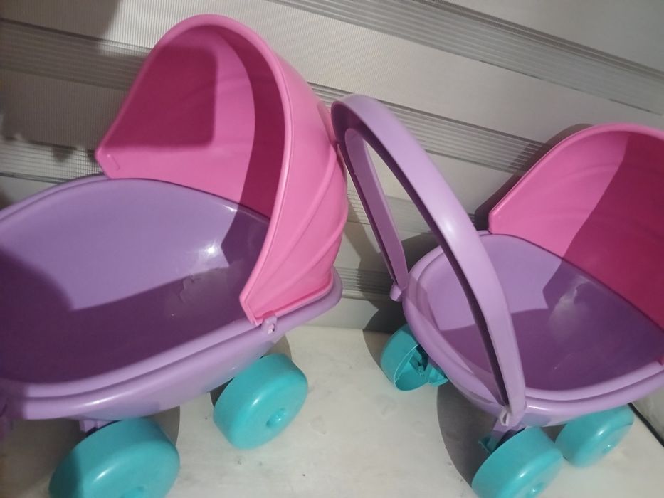 Dwa wózek dla lalek