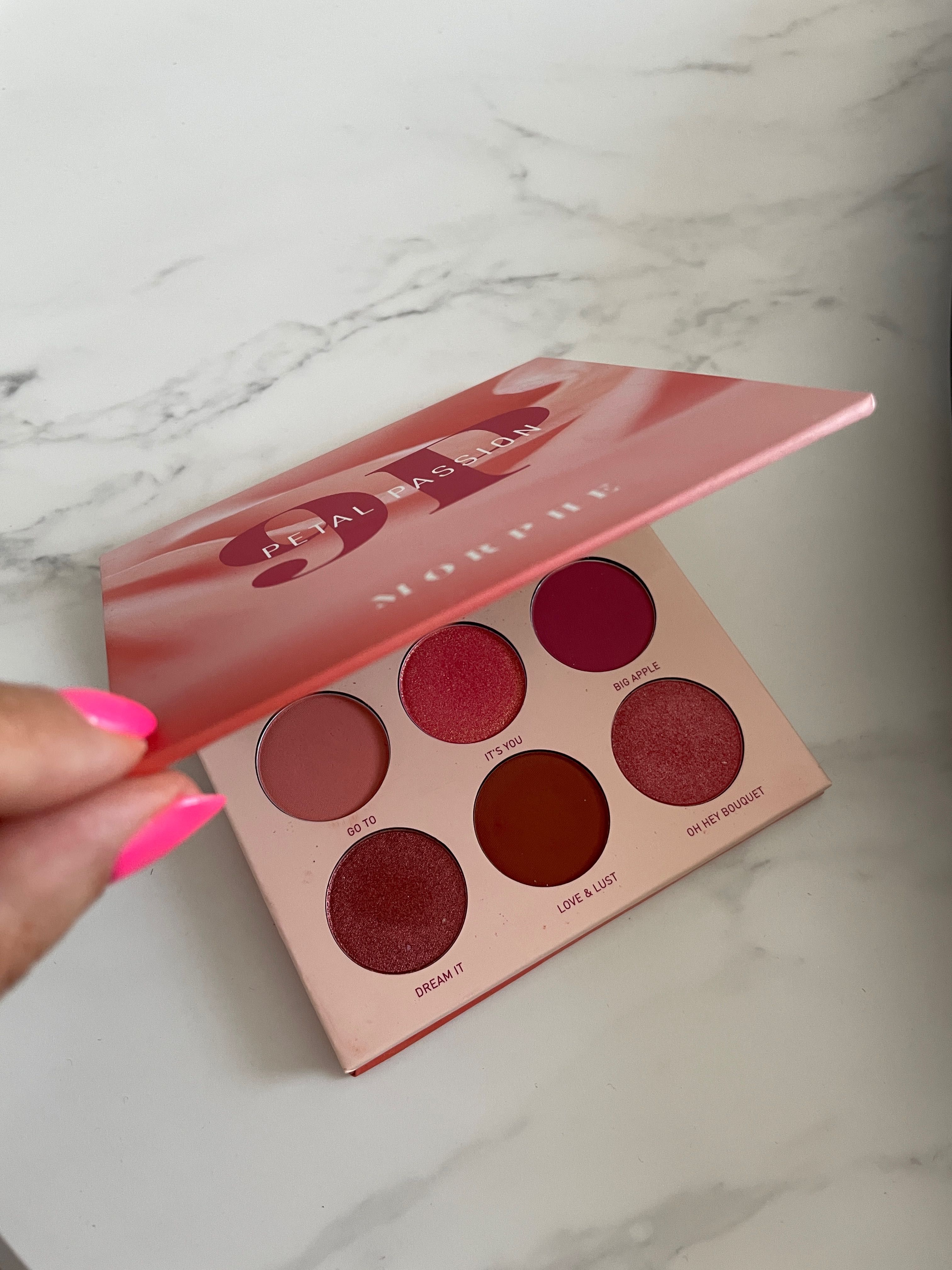 Paleta cieni do powiek Morphe Petal Passion z Douglas