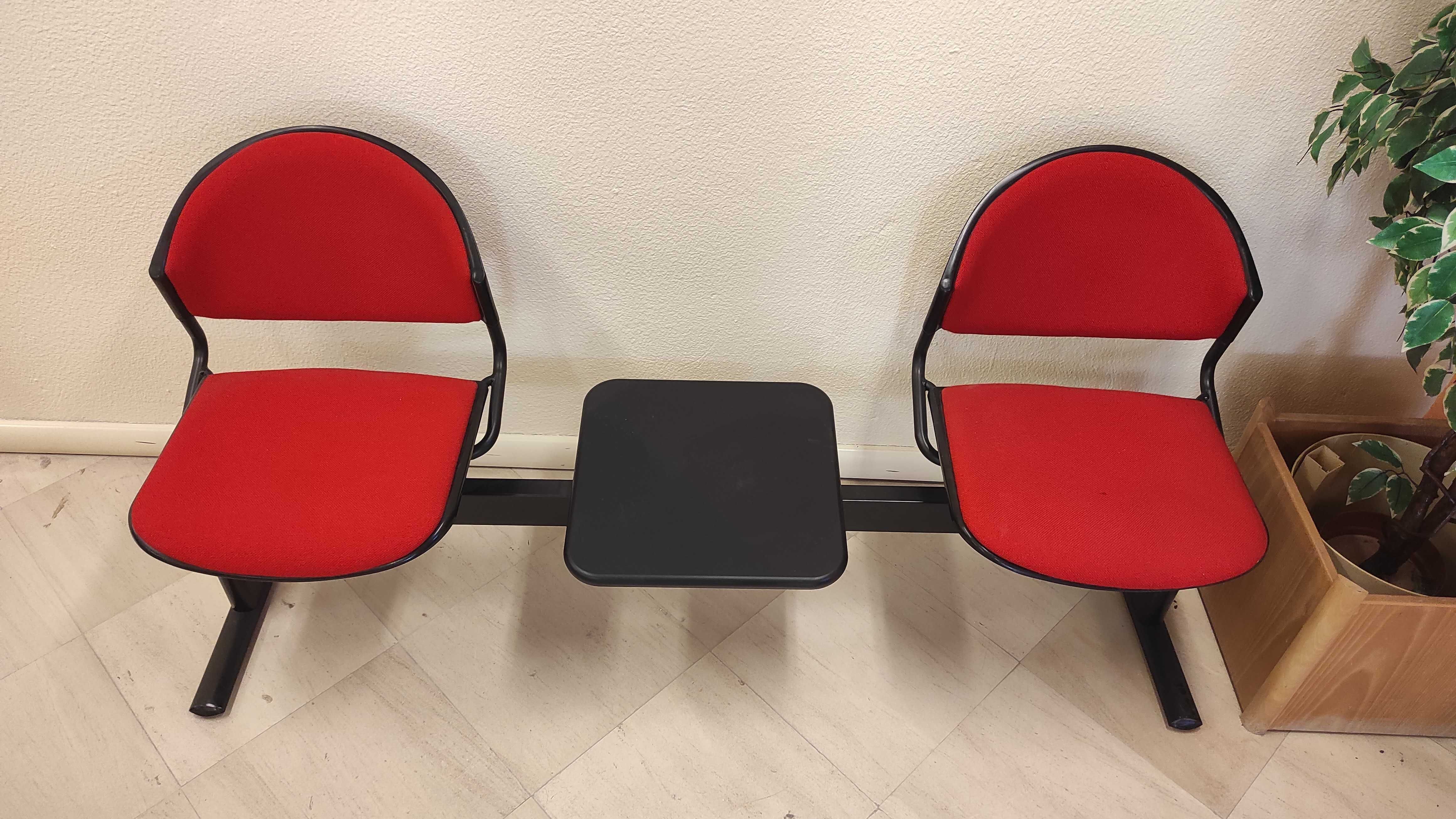 Cadeiras para sala de espera com mesa de apoio - em excelente estado