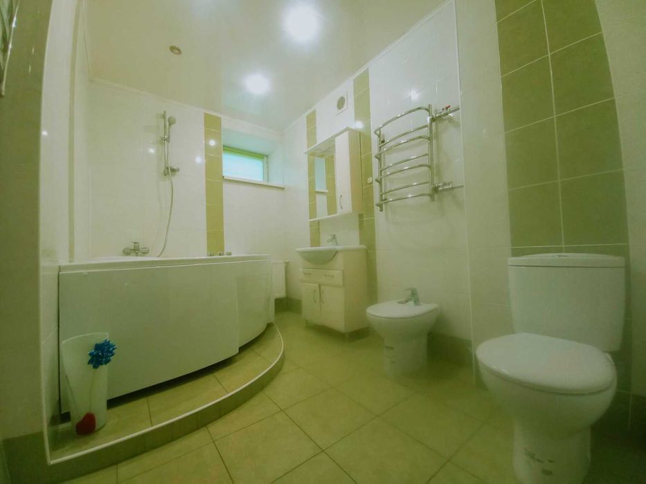 Продам двухуровневую квартиру на бул. Центральном с ремонтом