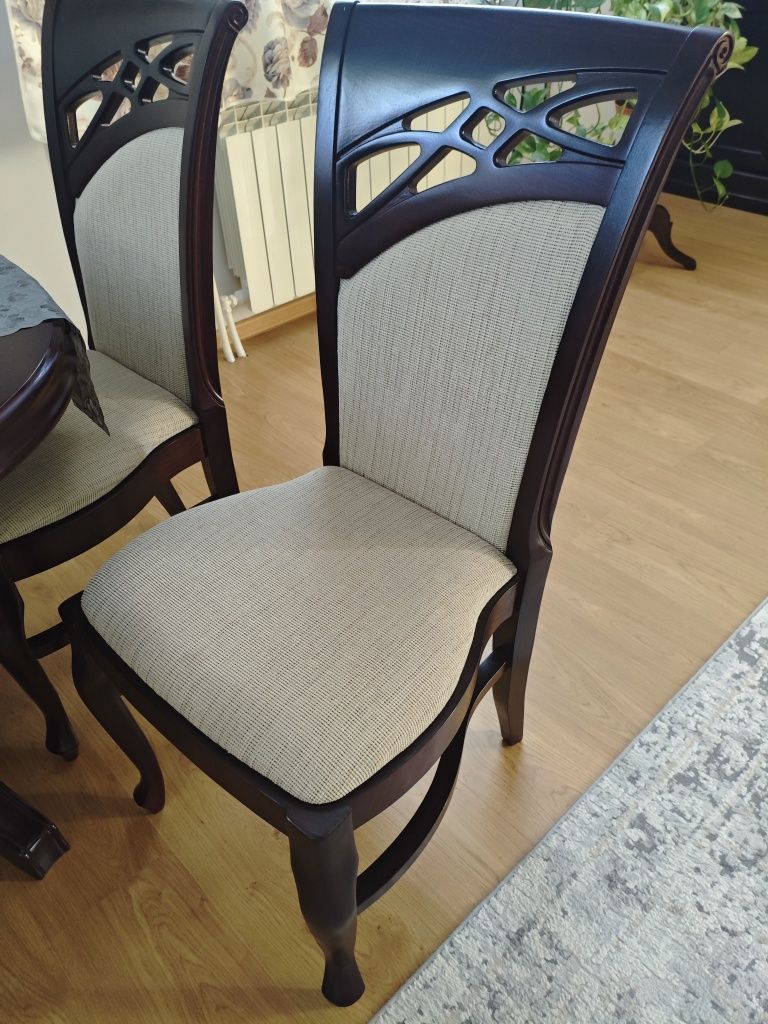 Stół z 6 krzeslami