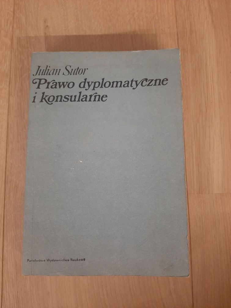 Prawo dyplomatyczne i konsularne - Julian Sutor