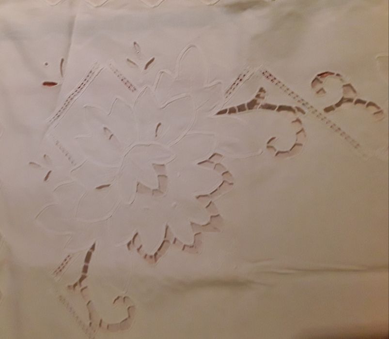 Antiga toalha de mesa pequena branca e bordada